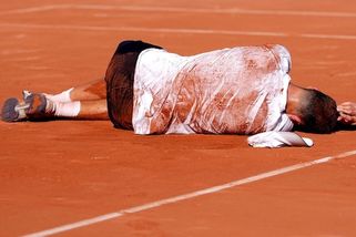 SportWin » Tenis » Menšík zkolaboval po pětihodinové válce přímo na kurtu a skončil na vozíku. Roland Garros dusí extré