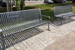 Lavičky ve veřejném prostoru. Hlubokomyslné zamyšlení a srovnání - Médium.cz