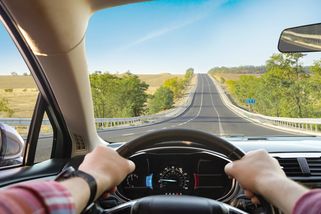 Tyhle všechny dokumenty budete muset v roce 2026 vozit v autě - MotorGuru.cz