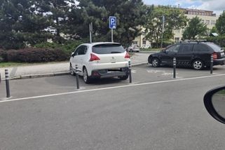 prahain.cz/doprava/uvezneni-ridici-na-brevnove-instalovali-sloupky-za-zaparkovana-auta-27330.html?utm_source=www.seznam.cz&utm_medium=seznam_distribuce&utm_campaign=lide