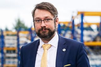 Máme tady dalšího oportunistu bez páteře. Slouží e...