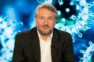 Covidová vakcína znepokojila Čechy. Přínosy jsou nad riziky, uklidňuje Smejkal