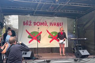 „Účtenka ruskému imperialismu.“ Před ambasádou si...