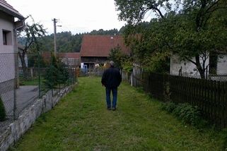 Koupili starý dům. Až po nastěhování zjistili, že soused má právo chodit přes jejich zahradu