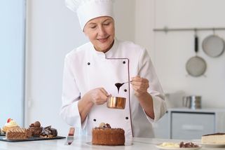 Erika (59) každý týden pekla pro dceřinu kavárnu: Spor přišel, když chtěla zaplatit suroviny - Médium.cz