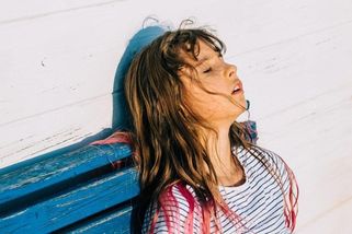 Ve třídách má být maximálně 28 stupňů, ředitelé to ale zařídit neumí. Jak mají školy chránit děti před vedrem