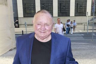 Kutilský ráj s jedním bizarním háčkem. Jandák vlastní srub u Třeboně a zahradní traktor, o který se pere s manželkou