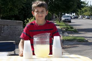 Dvanáctiletý chlapec prodával limonádu. Po udání p...