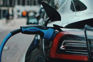 Elektrická auta: na rychlonabíječce se nabíjí přes hodinu