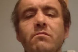 „Zranitelný“ a hluchý na jedno ucho. Sousedé popsali muže, kterému chtěl migrant v Belfastu uříznout hlavu - Novinky