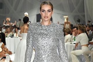 Skandální video z přehlídky: Stylistka naznačila zvracení na missku Kočendovou