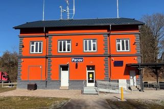 Místo křiklavě oranžové cihlová. Kritizované nádraží v Pacově přetřou do konce května - Novinky
