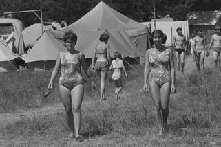 Plavkové retro: V čem chodily k vodě naše maminky a babičky? Zavzpomínejte! - Proženy.cz