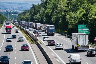 Česko je zemí bezohledných pirátů silnic. Západ je pomalejší, ale bezpečnější