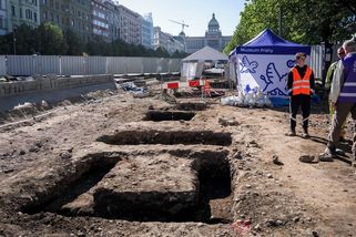 FOTO: Pod Václavákem našli granát i stopy středověkého psa - Novinky