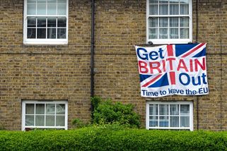 „Katastrofa na všech frontách“: Proč se Británie stále více dívá zpět k EU