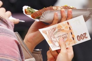 „Hotovost nebereme.“ Proč si to obchodníci dovolí, i když porušují zákon? Odpověď vás naštve