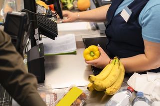 Zpověď prodavačky od samoobslužných pokladen: Máme vás plné zuby, vy „bojovníci“ proti pokladnám! - Médium.cz