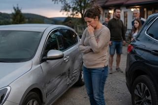 Švagr naboural cizí auto a ujel. Když jsem majiteli dala jeho SPZ, rodina mě označila za zrádkyni - Médium.cz