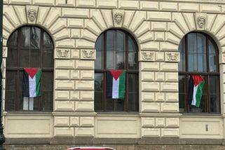 Studenti UMPRUM vyvěsili na budově palestinské vlajky. Sundejte to, zasáhla škola - Novinky