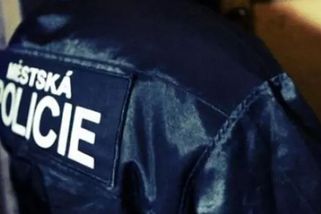 Chlapec v Berouně neměl roušku a neuposlechl výzvu. Strážníci ho zpacifikovali - Novinky