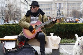 Petr Janda „žebral“ na Václaváku. Byli u toho i Bohdalová, Dejdar, Malátný, Jandová a další - Novinky
