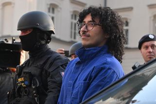 Kdo je čtvrtý "terorista"? Zapálení zbrojovky v Pardubicích v 10 klíčových otázkách