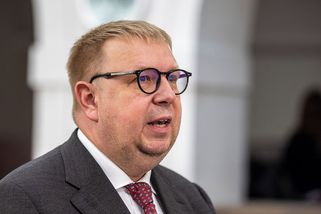 O nemocné rodiče se mají starat děti, ne stát. Juchelka ukázal záda pracujícím lidem - Médium.cz