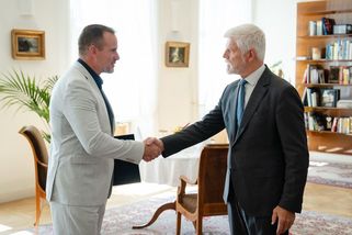 Prezident Pavel na Pražském hradě poděkoval generálu Řehkovi: Reakce byly různé. Zazněly díky i vážná obvinění - Super.cz