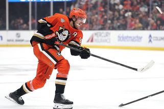NHL | Platový rekord NHL se otřásá. Mladá hvězdička dostala pohádkovou nabídku - Sport.cz