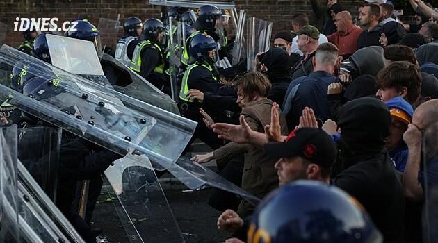 Smrt pobodaného mladíka spoutaného policií otřásá Británií. Propukly násilné nepokoje