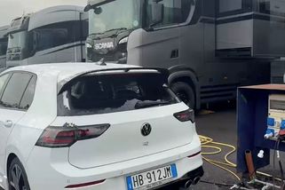 Francií a Itálií se prohnaly supercely. Obrovské kroupy ničily auta - Novinky