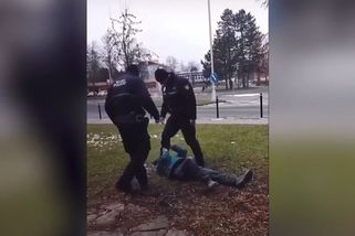 Zdivočelý strážník v Lipníku stál muži na hlavě, druhý ho kopal. Zákrok doprovázený vulgarismy zachytila kamera - Novinky