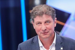 Ukázkový střet zájmů. Opozice „griluje“ Lacinu kvůli podpoře televizních poplatků