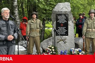 Prezident Petr Pavel přijel v lijáku na motorce na Šumavu. Odhalil tam pomník připomínající krvavou bitvu