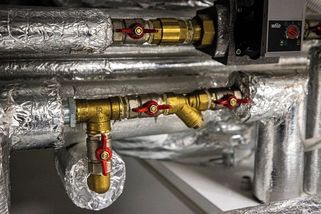 V Praze při tlakové zkoušce prasklo potrubí, jeden muž zemřel, dva jsou zranění - Seznam Zprávy