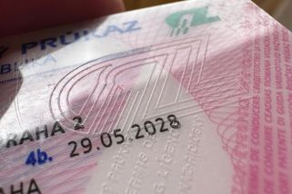 Velká čistka mezi řidiči nad 65 lety. EU schválila povinné kondiční jízdy a častější prohlídky, které mohou odebrat řidičák