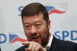 Okamurovi hrozí trestní stíhání za plakát s krvežíznivým černochem. Co na to voliči – eXtra.cz