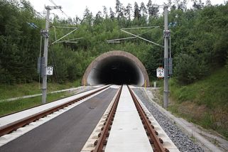 Všichni by tu umřeli. Cvičení v německém tunelu pro rychlovlaky skončilo fiaskem, hasiči nehodu hlásili faxy