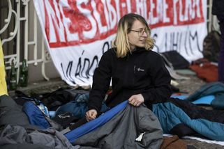 Obrazem: Noc ve spacácích na chodníku. Studenti opět tlačí na vládu - Seznam Zprávy