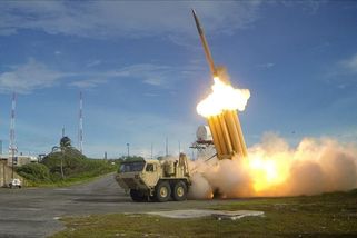 USA mění taktiku: Ne každou íránskou raketu sestřelí. Drahé střely systémů THAAD a Patriot šetří na skutečné hrozby