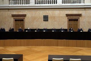 Senátoři chtěli pro politiky s více funkcemi vyšší odměny. U Ústavního soudu ostrouhali - Novinky