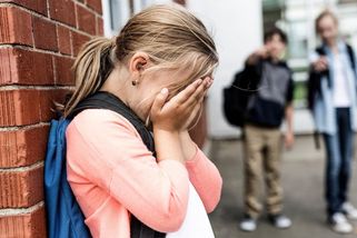Další odporný případ šikany. Dívky chtěly zbít spolužačku kabelkou plnou kamení, padla i slova o paralyzéru – eXtra.cz