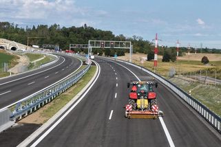 Vyleštěno. Před stříháním pásky dálnici i zametli. V pátek se v Mýtě otvírá!