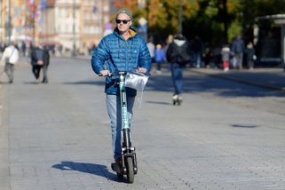 Policie v Česku si došlápne na koloběžkáře a cyklisty. Z 97 zkontrolovaných koloběžek a elektrokol neprošla více než třetina