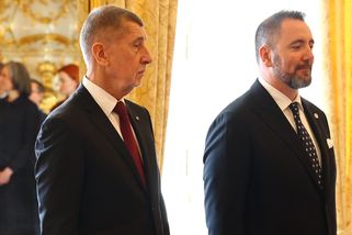 Totální ostuda Motoristů: Pravá ruka ministra Červeného se ztrapnila v přímém přenosu, video je hitem internetu