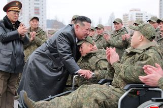 Kim objal vojáka na vozíku. Vítal jednotku, která pomáhala Rusku - Seznam Zprávy