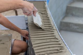 Na stavbách už dělníci přestávají používat klasické ztracené bednění. Nahrazuje ho varianta, která neváží ani kilo