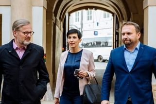 KOMENTÁŘ: Politici by měli mít vysoké platy. Bohužel to žádný z nich nechce říct nahlas