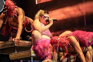GLOSA: Přehlídka fantazie výstřední Peaches i rockové babičky odvázaly Colours | Headliner